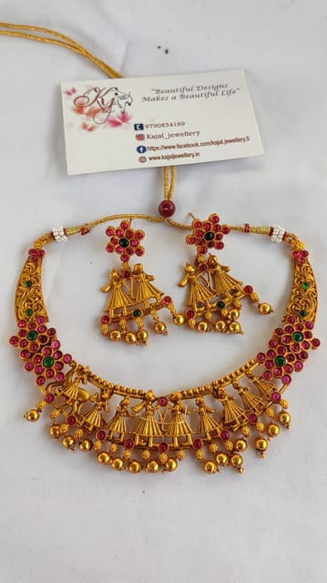 Dancing doll necklace kemp