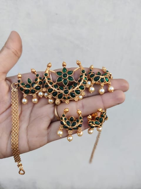 Green kemp choker