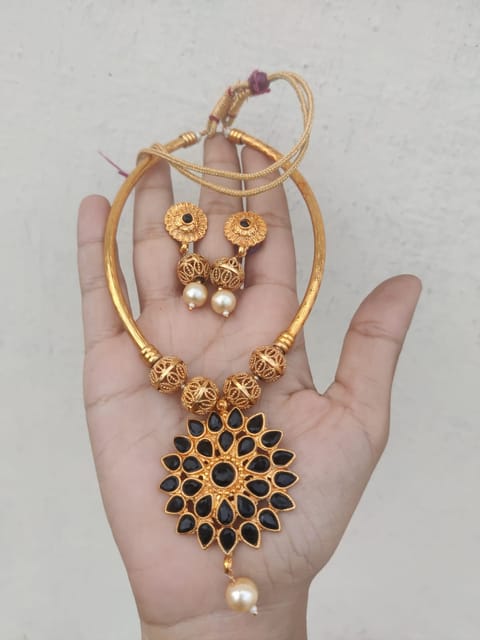 Black choker set