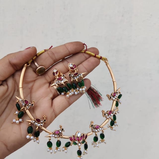 Lotus kemp necklace green guttapusulu