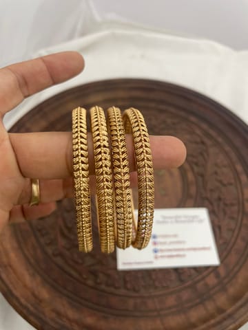 Set of 4 matte plain bangles