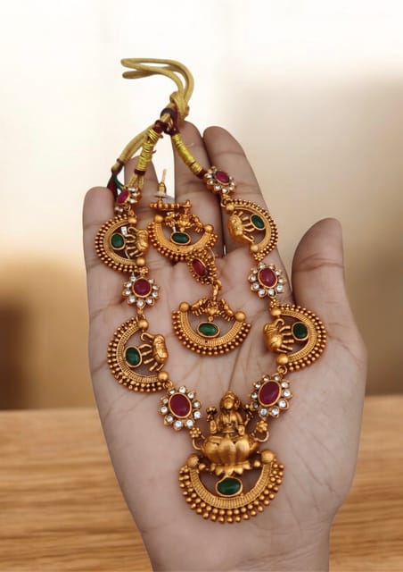 Lakshmi with elephant set